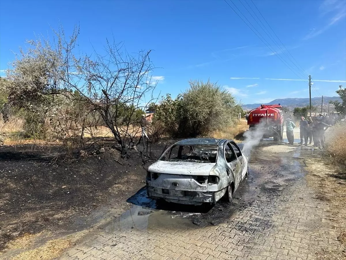 Çorum'da seyir halindeyken yanmaya başlayan otomobil kullanılamaz hale geldi