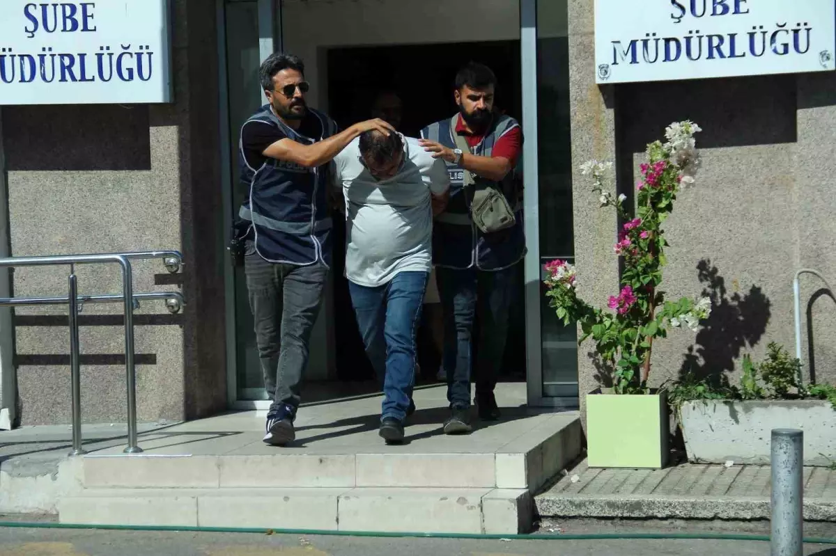 İzmir'de Depremde Hasar Gören Otomobil Şebekesi Çökertildi