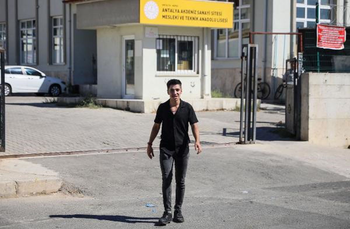 Diş tedavisi için yardım eli uzatılan genç, okuluna dönecek