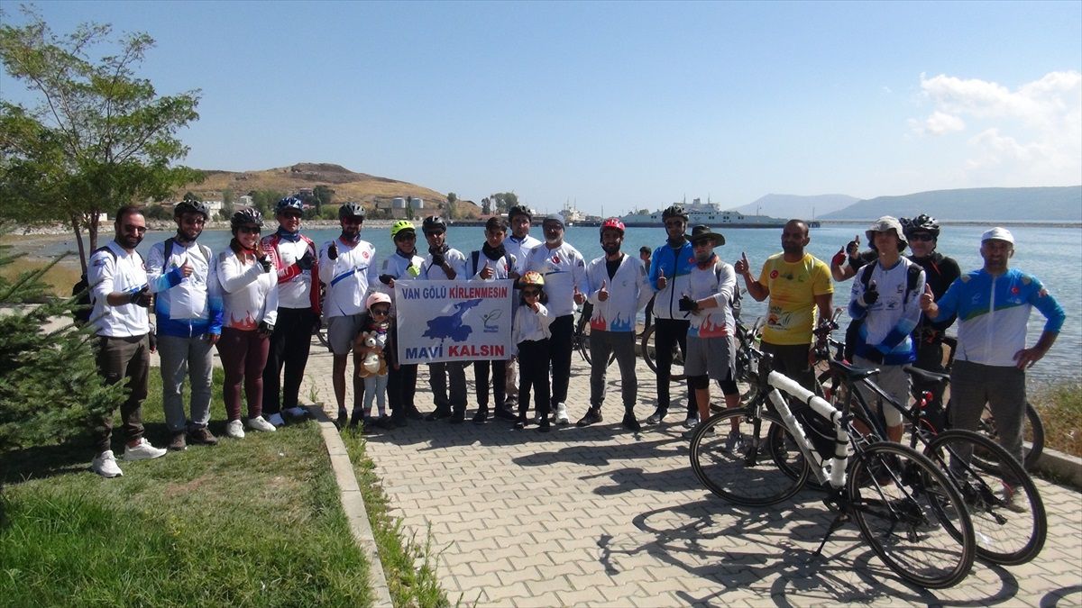 Doğaseverler Van Gölü kıyılarını temizledi