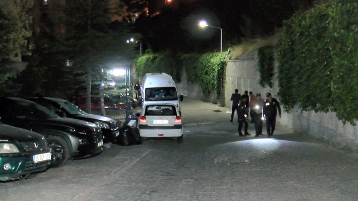 Eve gelen eski koca ortalığı kana buladı: Kadını bıçakla yaraladı, sevgilisini öldürdü