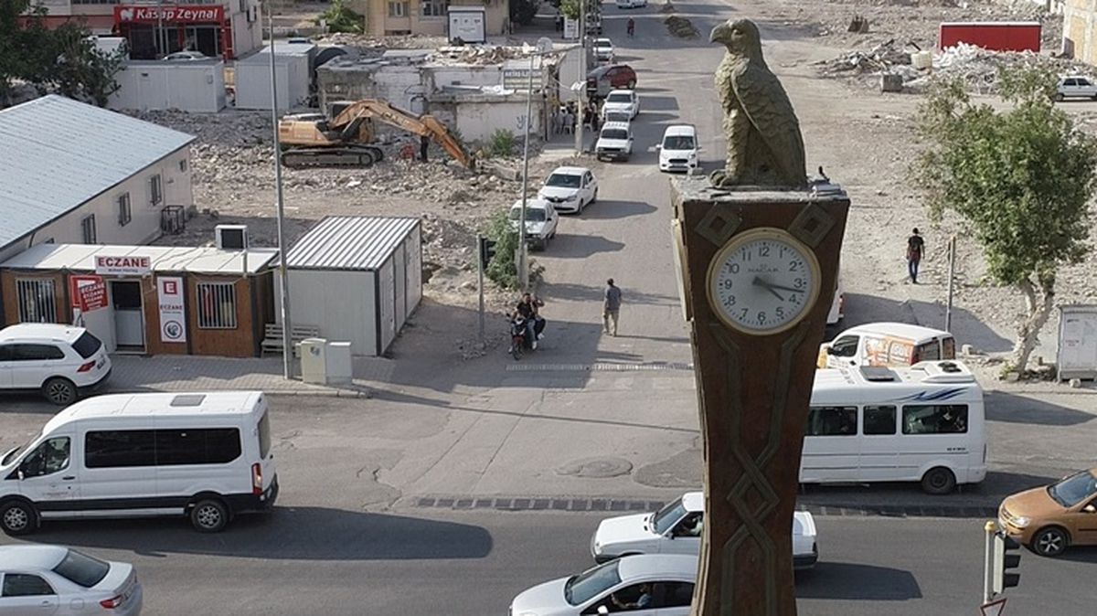 Felaket gecesinde durmuştu! 45 yıldır şehrin simgesi olan saatler artık hep 04.17'yi gösterecek