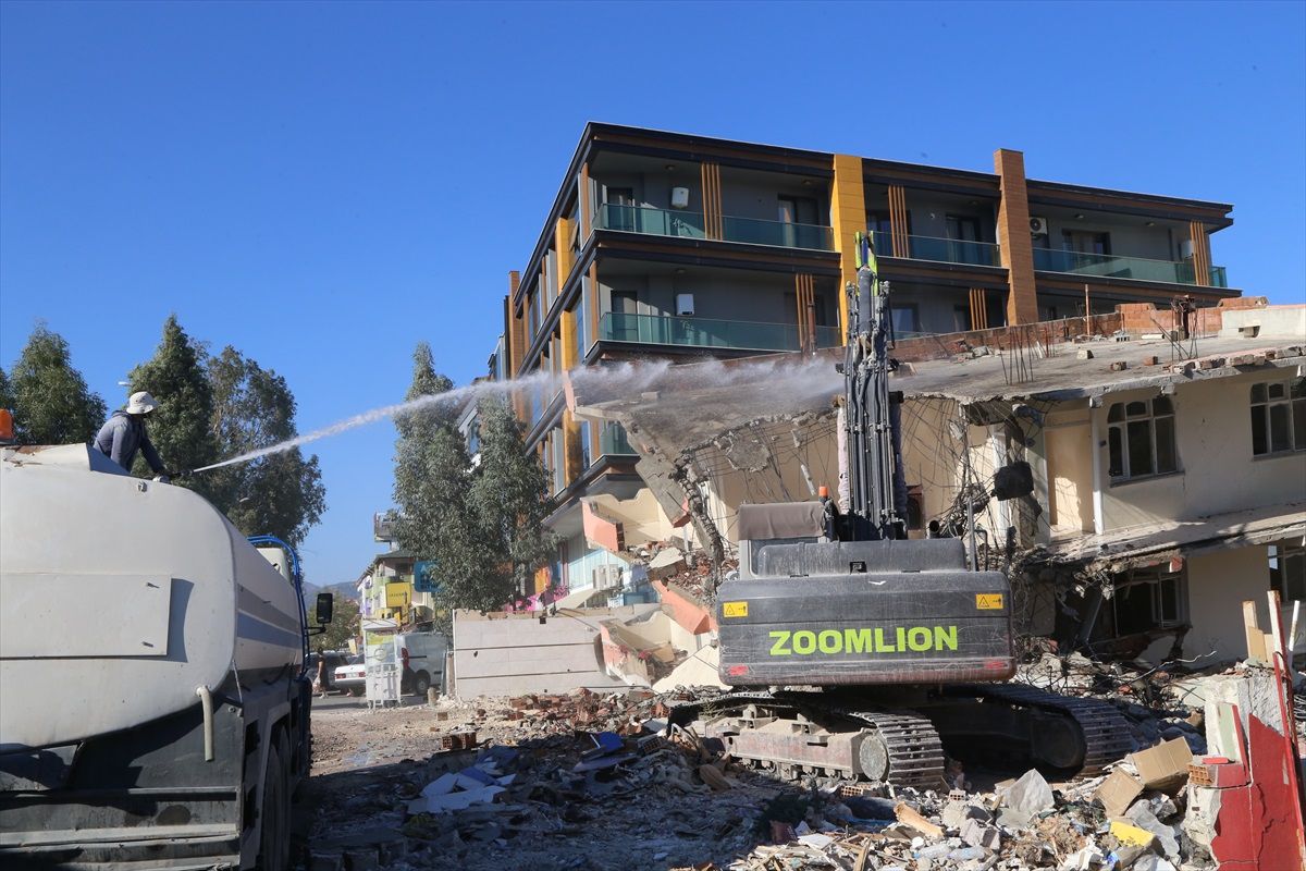 Hatay'da depremden etkilenen binaların kontrollü yıkımı devam ediyor
