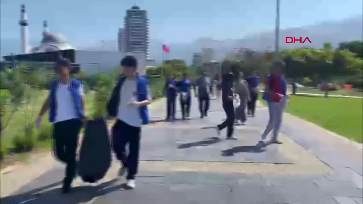 İskenderun Gençlik Merkezi Öğrencileri Sahilde Temizlik Yaptı
