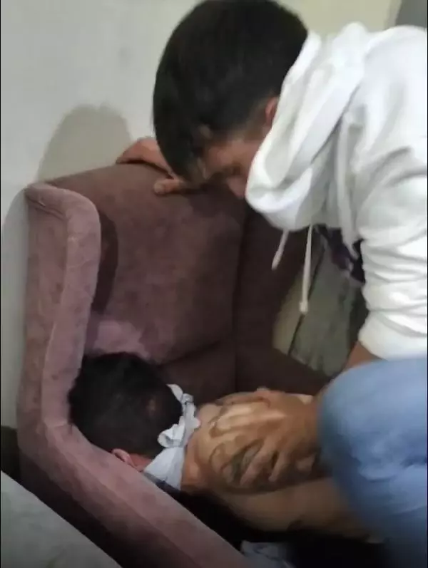 Kaçırdıkları kişinin ağzını tişörtle kapatıp işkence ettiler! O anların görüntüleri de ortaya çıktı Kaçırdıkları kişinin ağzını tişörtle kapatıp işkence ettiler! O anların görüntüleri de ortaya çıktı