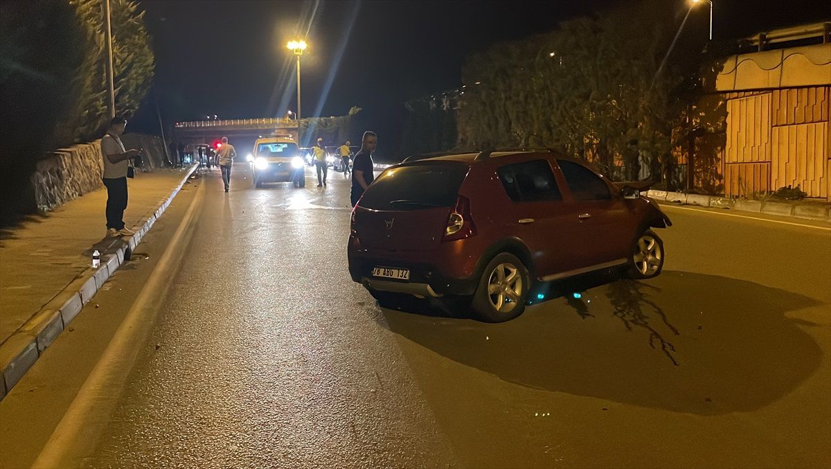 Karabük'te Aydınlatma Direğine Çarpan Cipin Sürücüsü Yaralandı