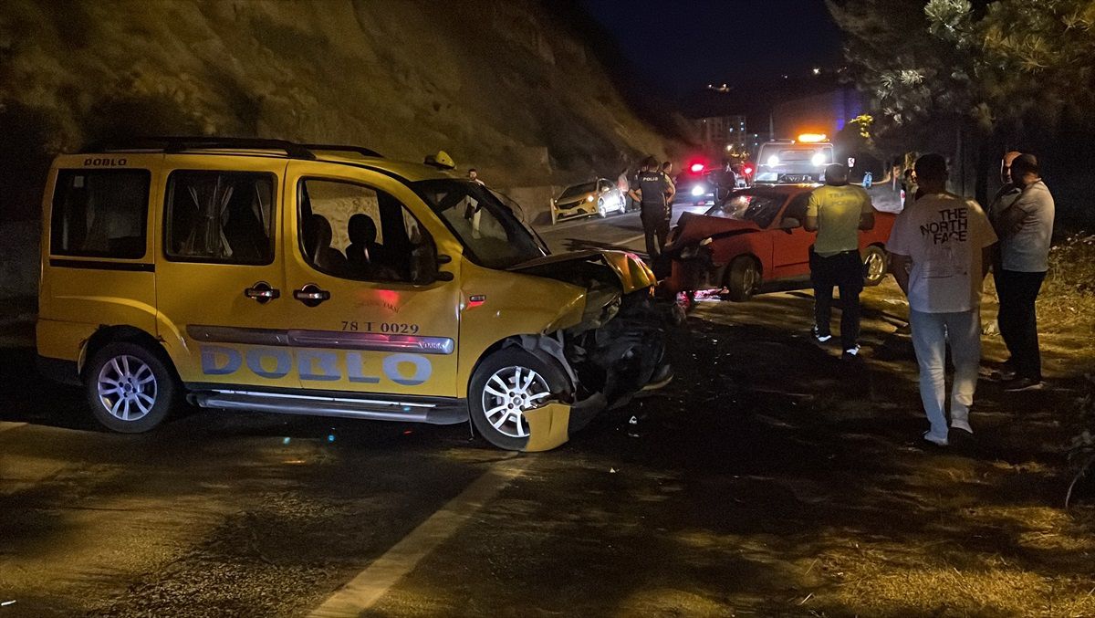 Karabük'te otomobil ile ticari taksinin çarpışması sonucu 3 kişi yaralandı