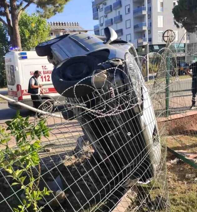 Kaza yapan sürücü aracını bırakıp olay yerinden kaçtı