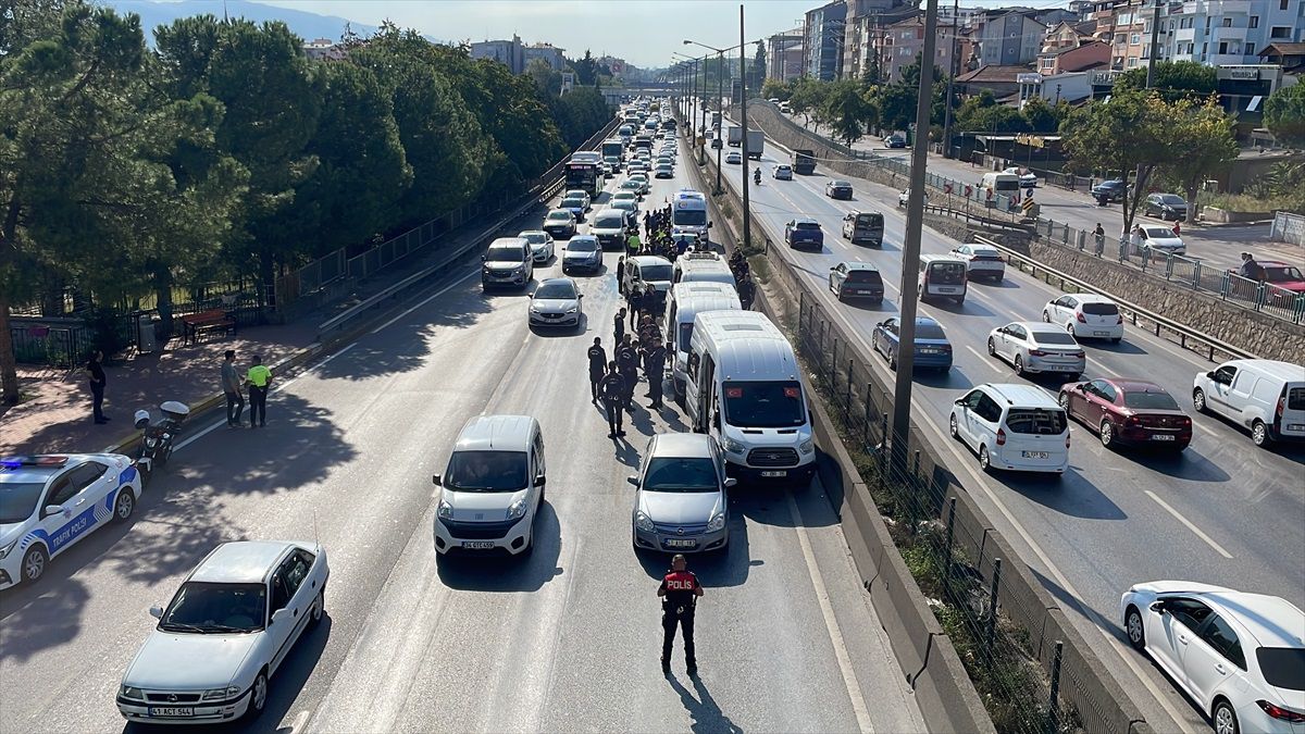 İzmit'te zincirleme trafik kazasında 5 polis yaralandı