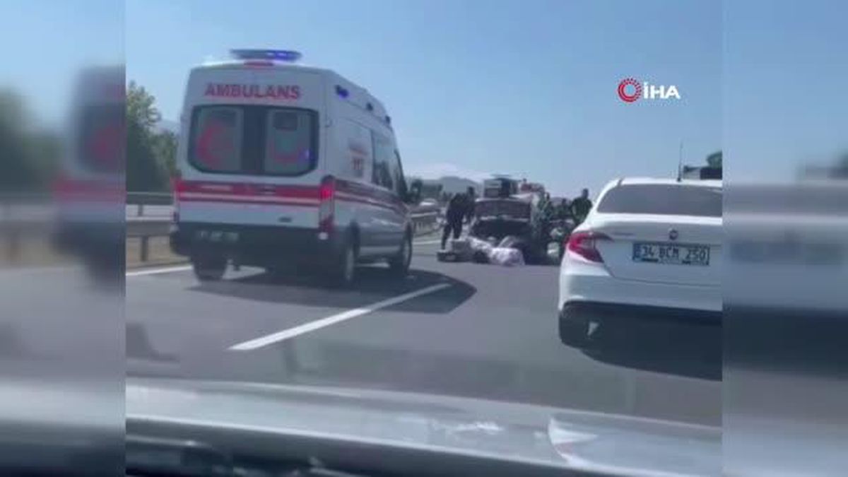 Düzce'de bariyerlere çarparak karşı şeride geçen otomobilde 4 kişi yaralandı