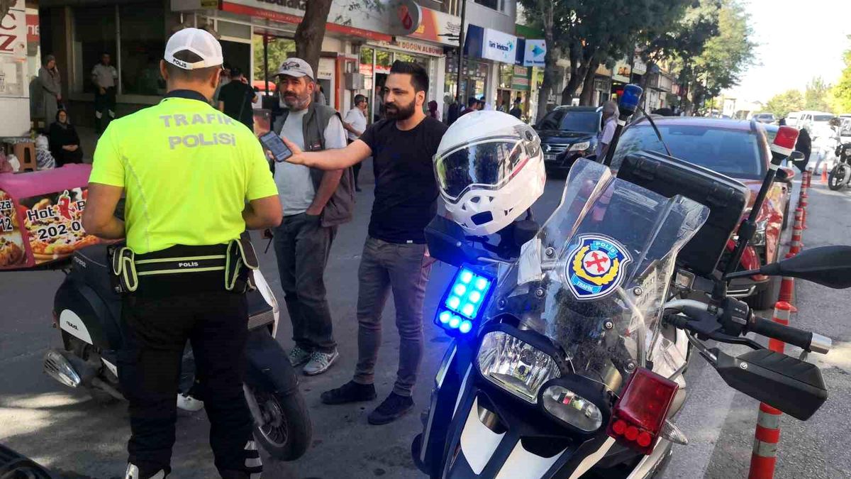 Aksaray'da Plakasız ve Kasksız Motosiklet Sürücüsüne 11 Bin TL Cezası