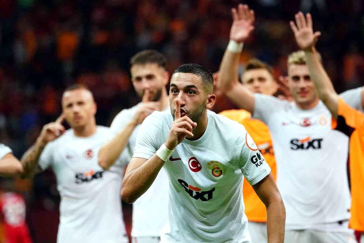 Hakim Ziyech, Samsunspor maçının ardından taraftarlara 3'lü çektirdi
