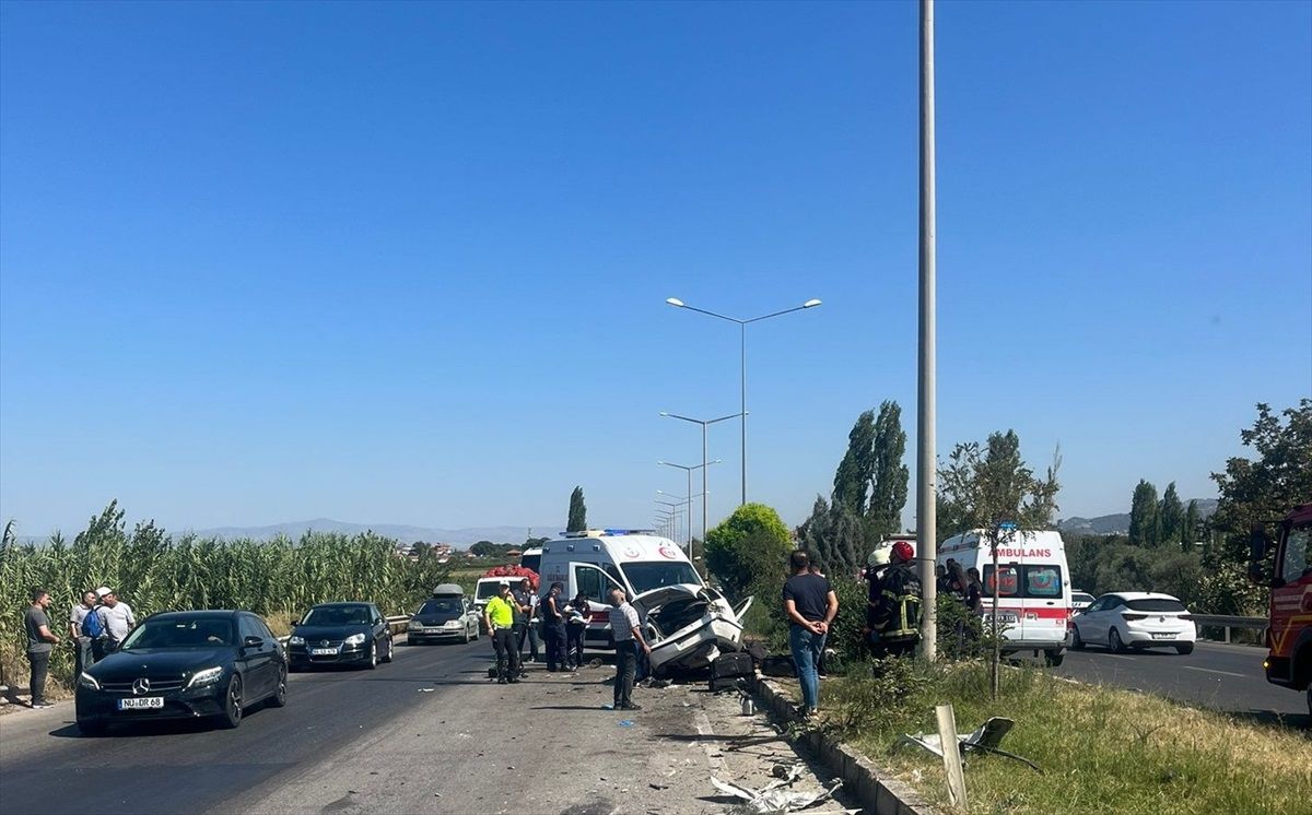 Manisa'da Otomobil Tırla Çarpıştı: 2 Ölü, 1 Yaralı