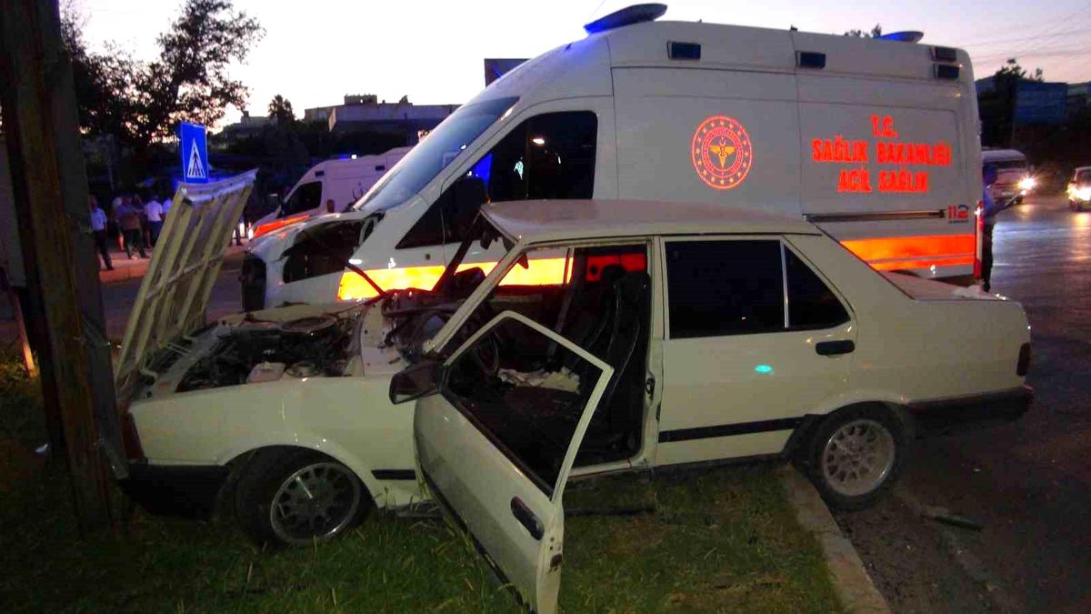 Silifke'de Ambulansla Otomobil Çarpıştı: 4 Yaralı