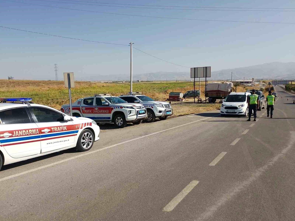 Muş-Bingöl karayolunda jandarma denetimi yapıldı