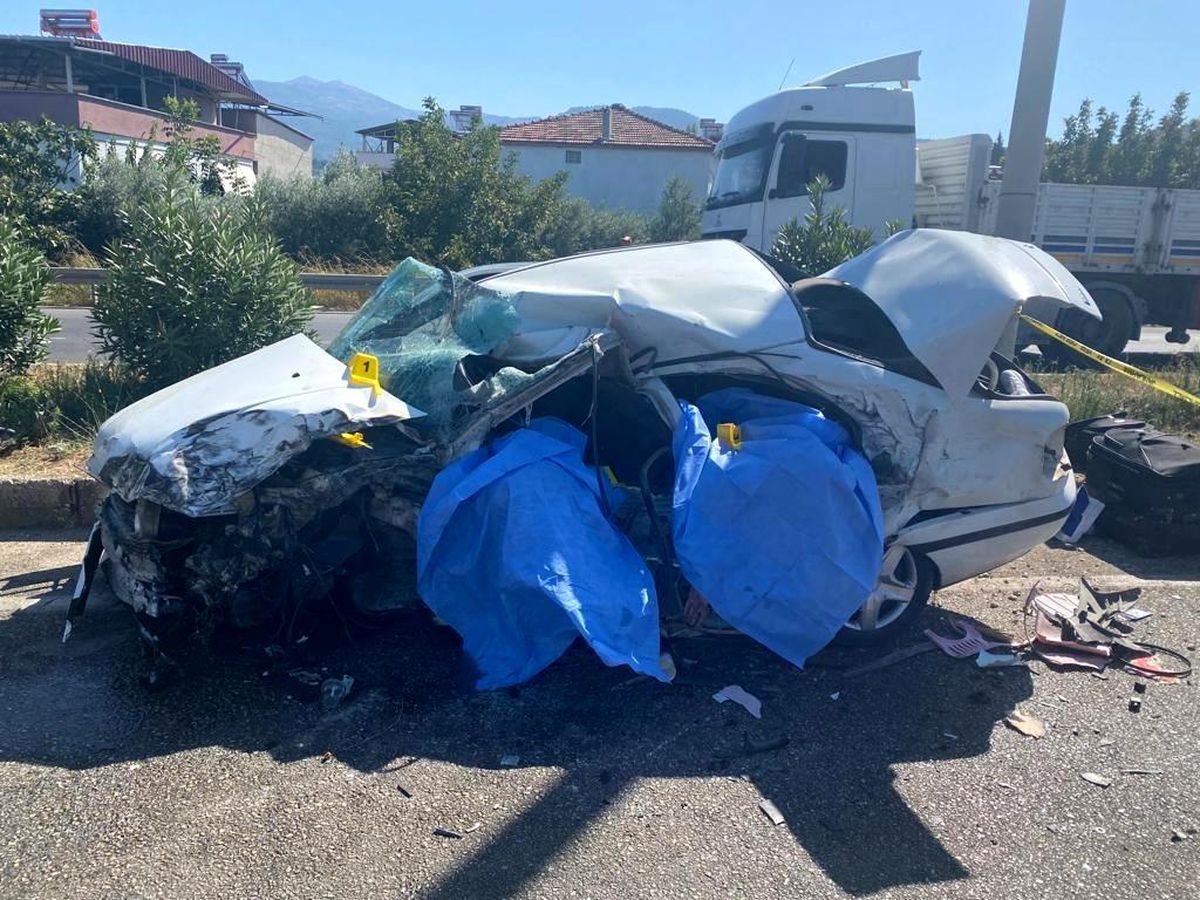 Manisa'da feci kaza: Karı-koca hayatını kaybetti, çocuklar yaralandı