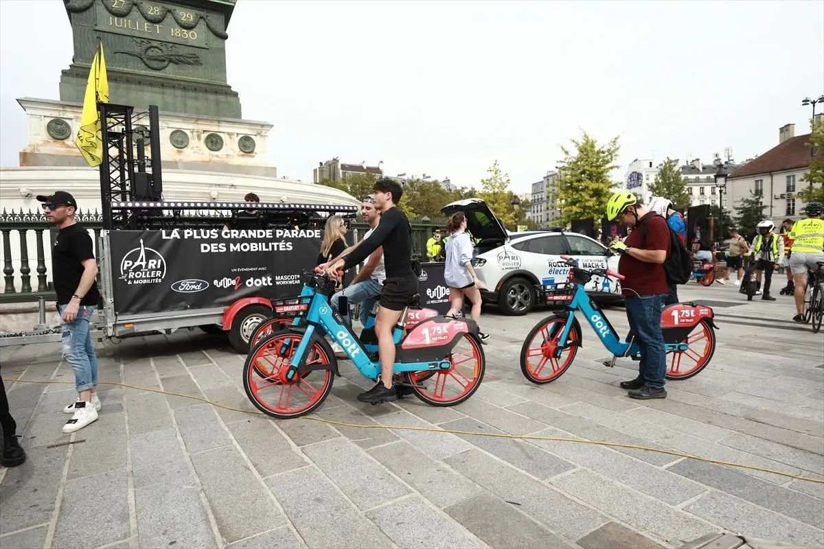 Paris'te Avrupa Hareketlilik Haftası kapsamında bisiklet ve paten turu düzenlendi