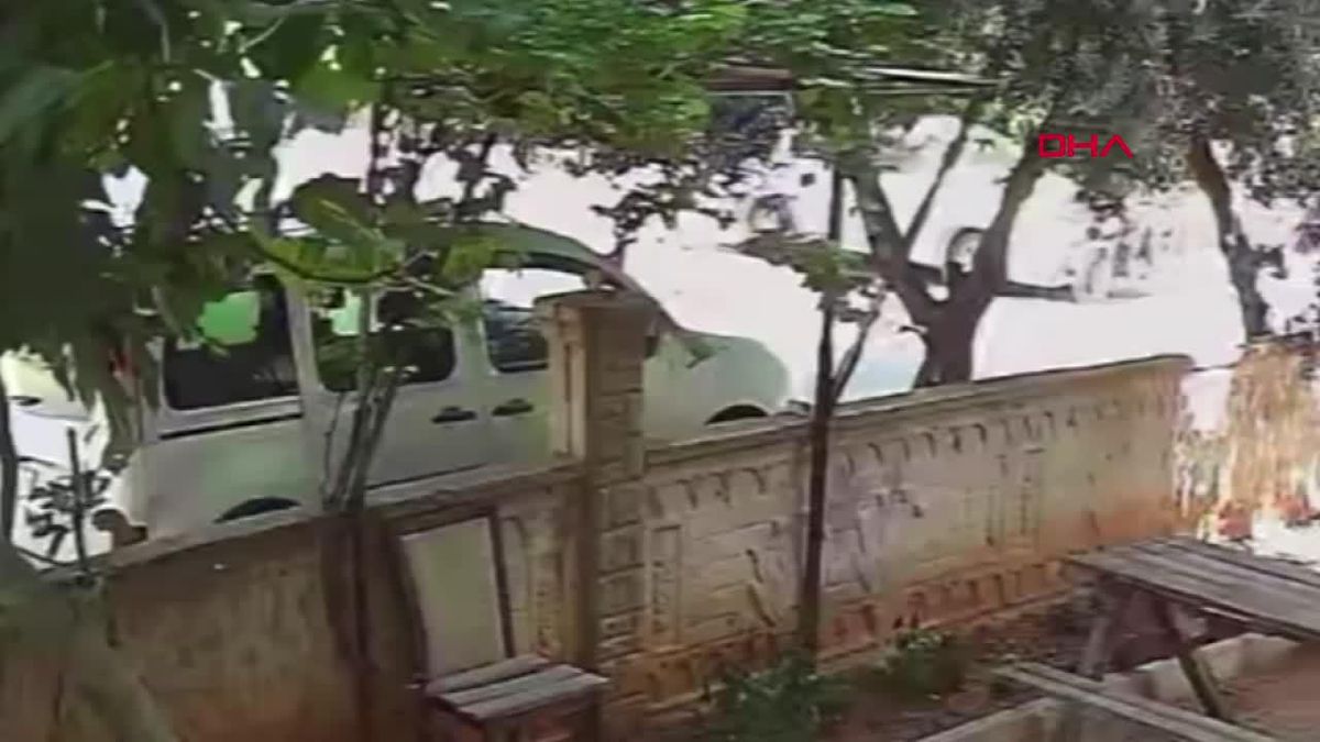 Antalya'da Motosiklet ve Otomobil Çarpışması: 2 Yaralı