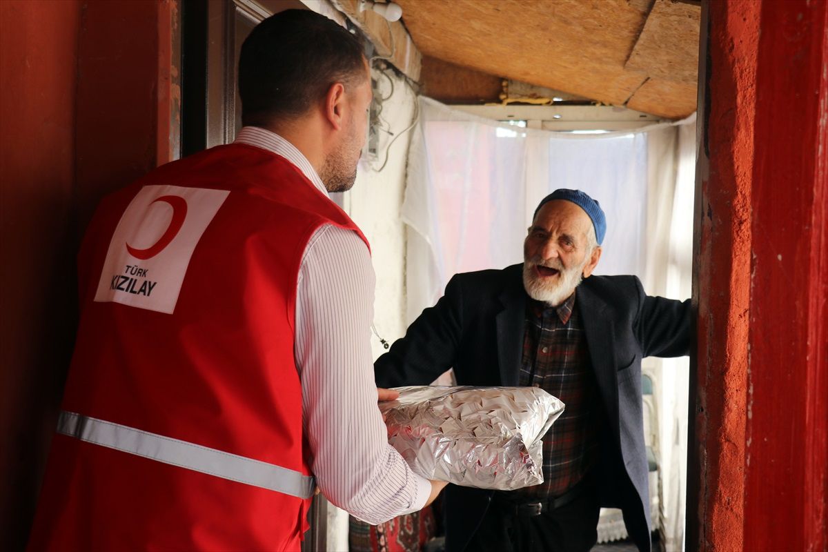 Türk Kızılay Ağrı'da yaşlıları hediyelerle sevindirdi