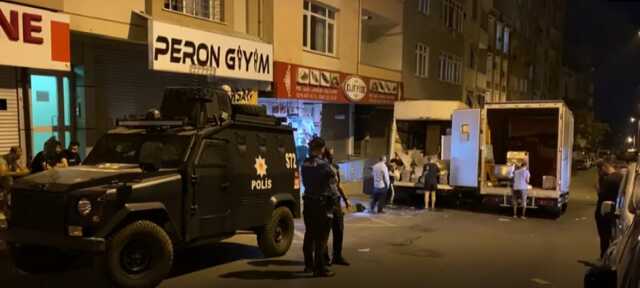 Yol verme kavgasında kendisine silah çekilen moto kurye bıçak ve satılarla olay yerine geri döndü: 1 ölü, 30 gözaltı