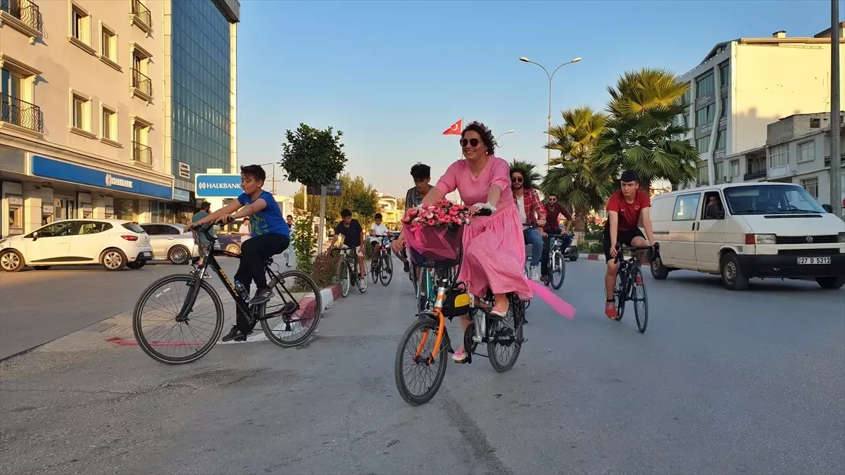 Dünya Otomobilsiz Kentler Günü'nde Süslü Kadınlar Bisiklet Turu