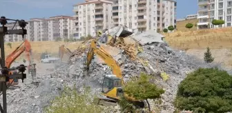 Adıyaman'da deprem sonrası ağır hasarlı binalar yıkılıyor