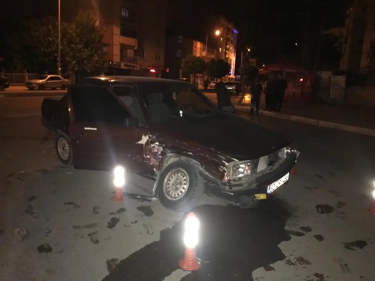 Amasya'da Otomobil Çarpışması: 2 Kişi Yaralandı