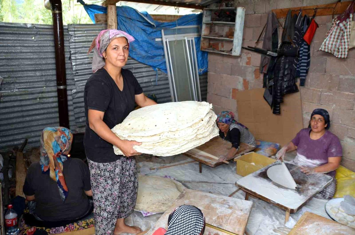 Antalya'da Gelenek Haline Gelen Yufka Ekmek Yapımı Telaşı