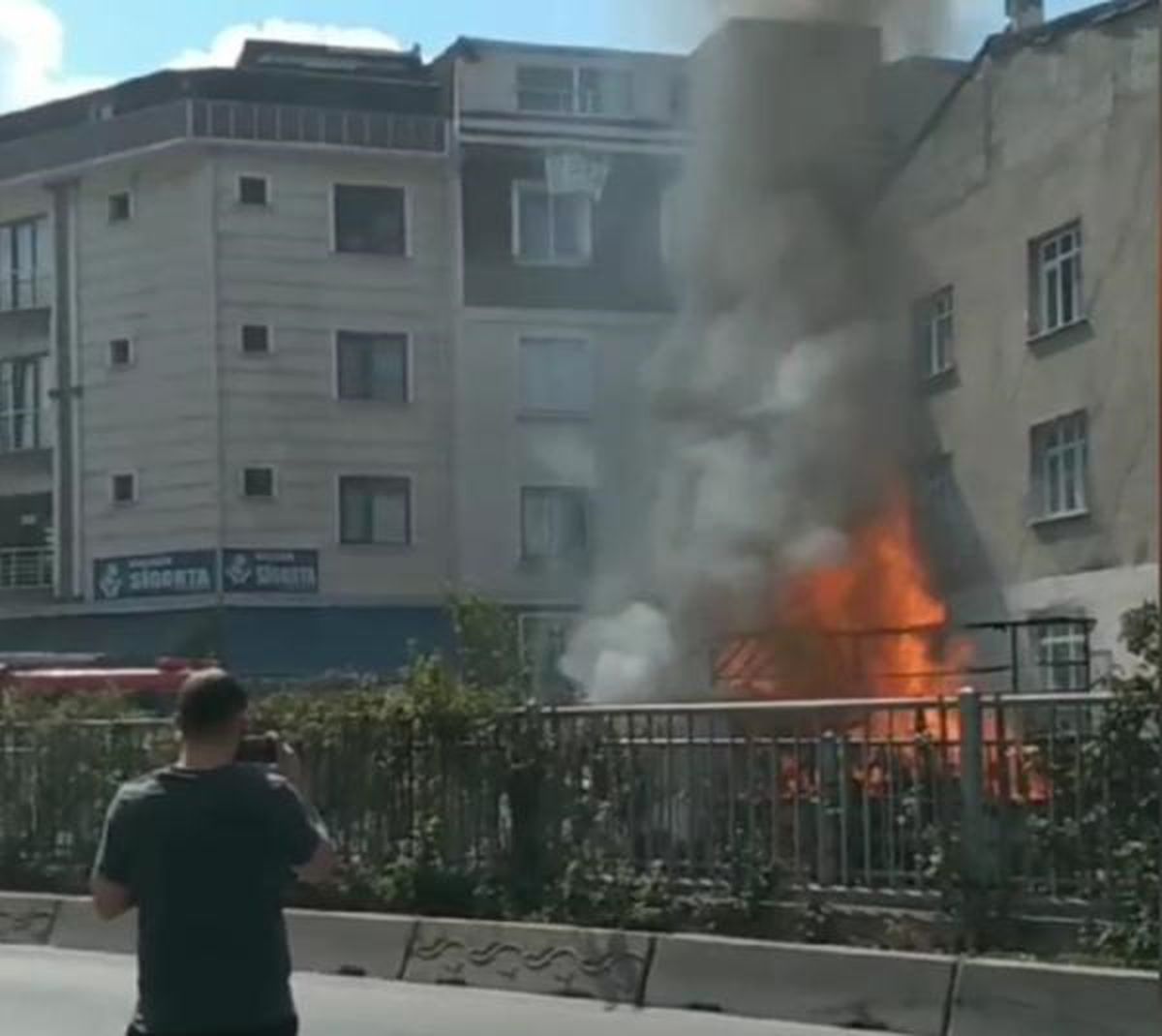 Bağcılar'da Odun Yüklü Kamyonet Alev Aldı