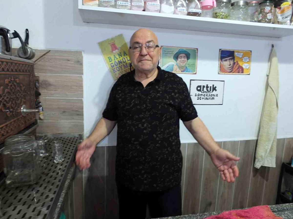 Balıkesir'deki Kahvehanede Yeşilçam Sanatçıları ve Çayla İlgili Özlü Sözler İlgi Çekiyor