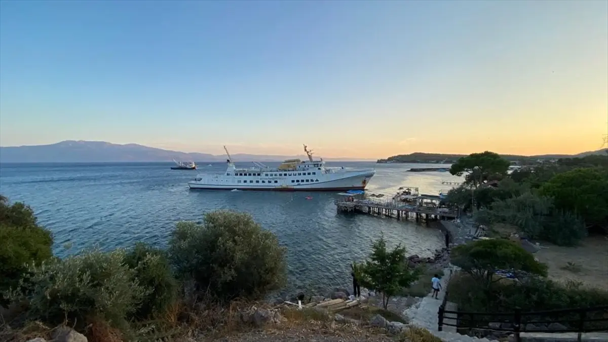 Çanakkale'de olumsuz hava şartları nedeniyle yolcu gemisi açıkta demirledi