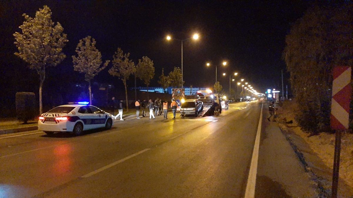 Çorum'da sulama tankerine çarpan otomobildeki 3 kişi kaçtı