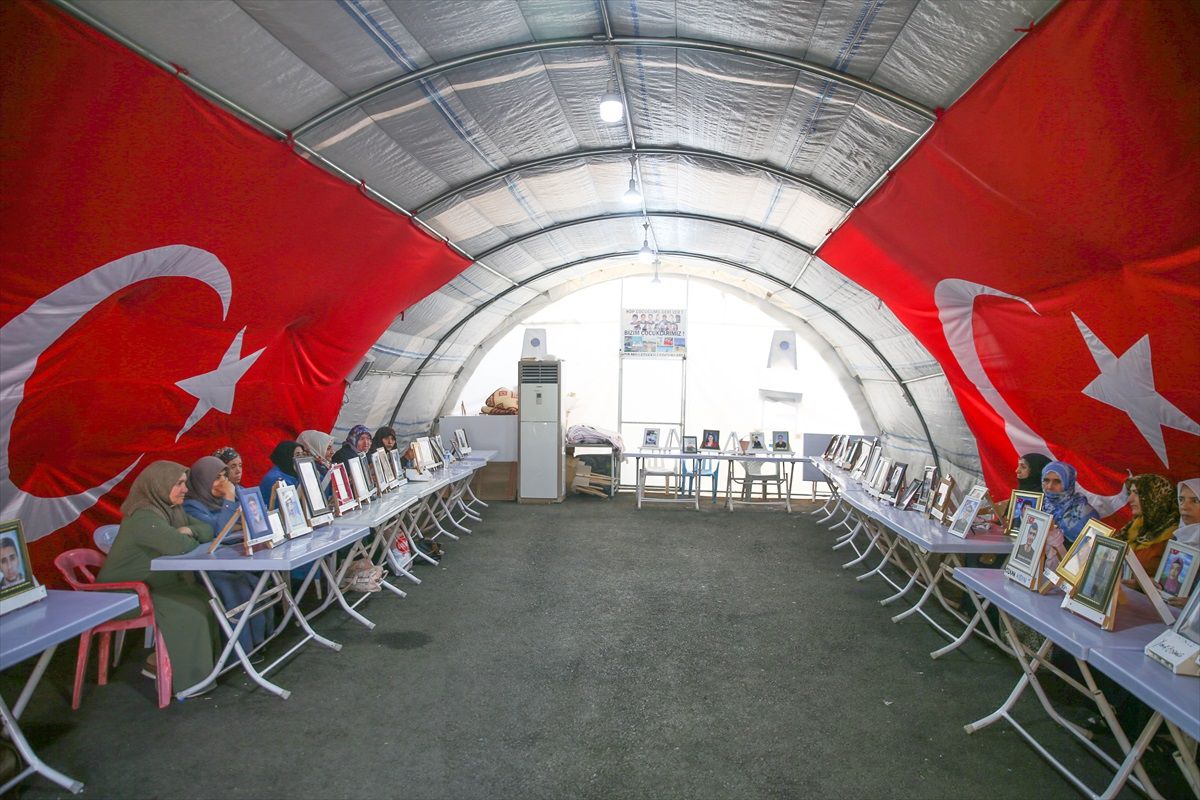 Diyarbakır Anneleri, HDP İl Binası Önünde Oturma Eylemine Devam Ediyor