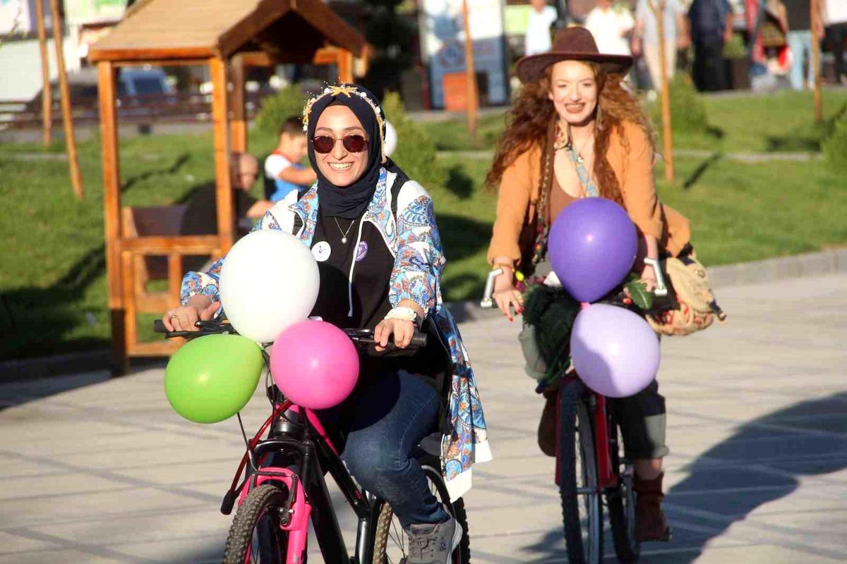 Elazığ'da Süslü Kadınlar Bisiklet Turu düzenlendi