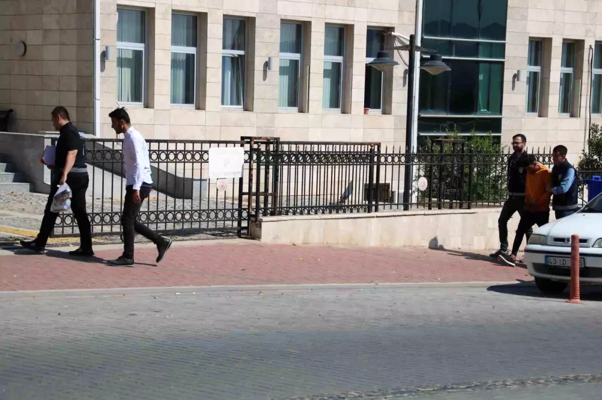 Kendilerini Savcı ve Polis Olarak Tanıtan Şahıslar 4 Milyon TL Dolandırdı