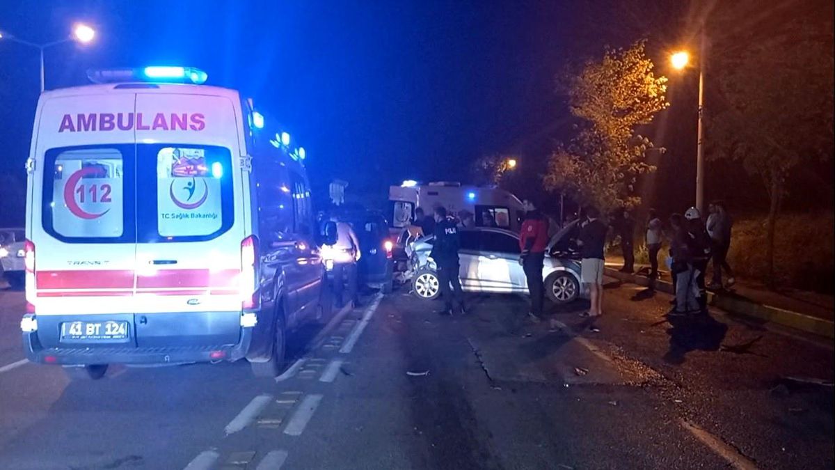 Kocaeli'de Hafif Ticari Araç Otomobile Çarptı: 2 Yaralı