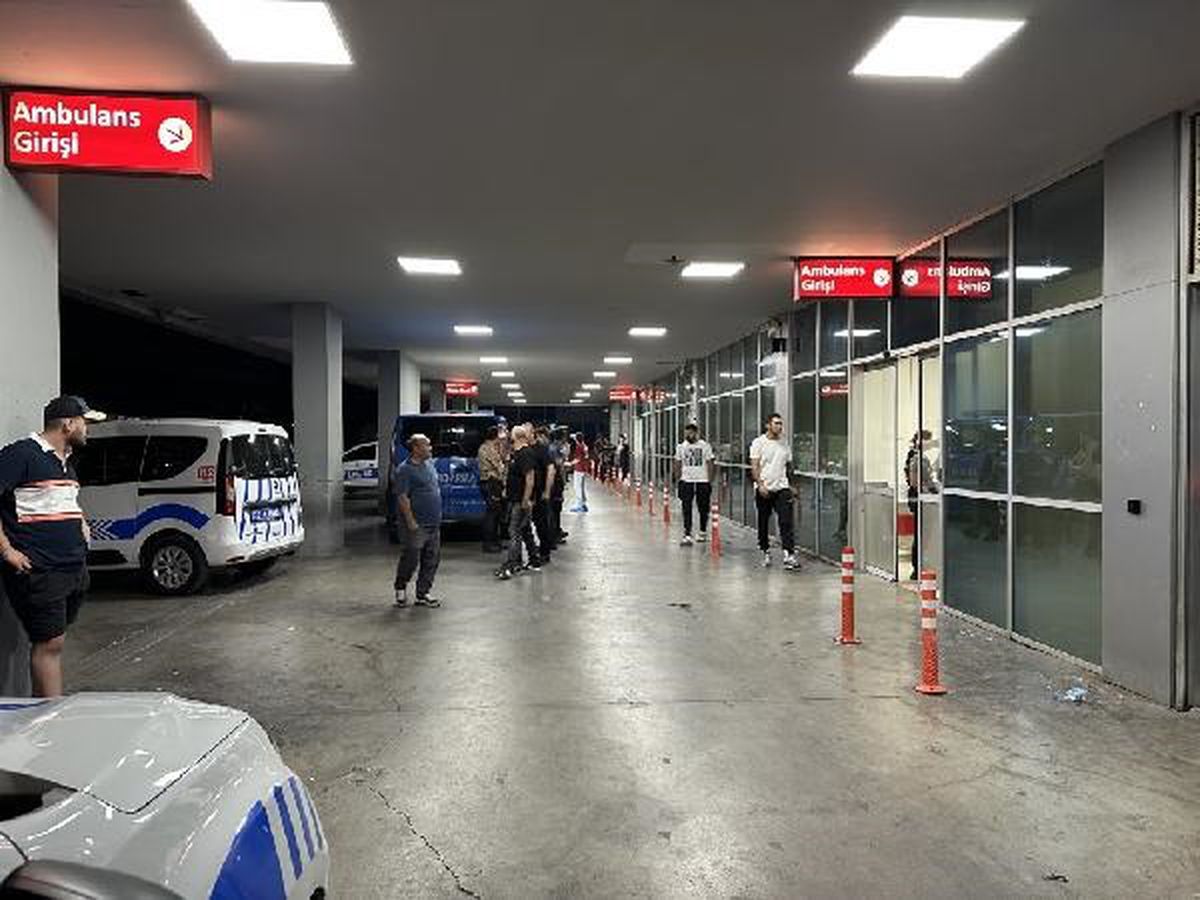 İzmir'de silahlı kavga: Olayla ilgisi olmayan market çalışanı ve babası yaralandı