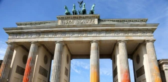 İklim Aktivistleri Berlin'deki Brandenburg Kapısı'na Saldırdı