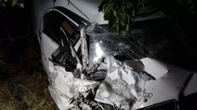 Otomobil ile işçi servisi kafa kafaya çarpıştı: 13 yaralı Otomobil ile işçi servisi kafa kafaya çarpıştı: 13 yaralı