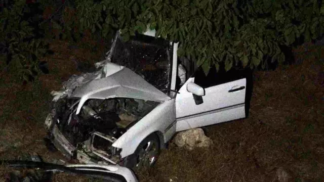 Otomobil ile işçi servisi kafa kafaya çarpıştı: 13 yaralı Otomobil ile işçi servisi kafa kafaya çarpıştı: 13 yaralı