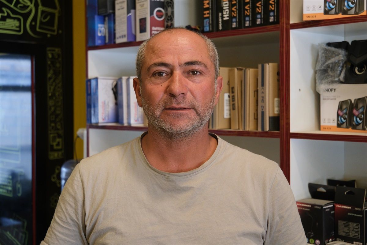 Yamaç Paraşütçüsü Tarlada İşçilerle Buluştu