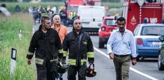 İtalya'da askeri uçak düştü, bir çocuk hayatını kaybetti