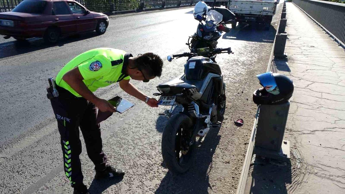 Antalya'da Motosiklet Kazası: Sürücü Yaralandı, Plakasızlık Cezası