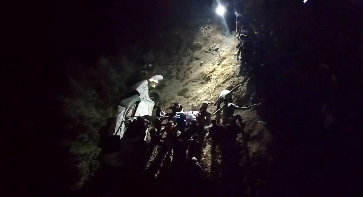 Tunceli'de aşırı hız yapan sürücü aracı ile Uzunçayır Baraj Gölü'ne düşmekten takıldığı ağaç sayesinde kurtuldu