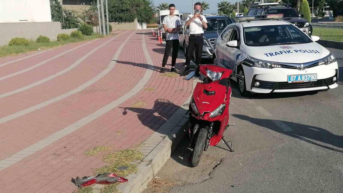 Antalya'da motosiklet otomobile çarptı: 2 yaralı
