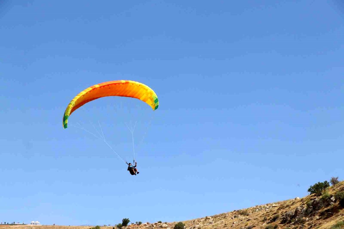 Siirt'te Yamaç Paraşütü Hedef Yarışması Başladı