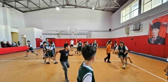 Adana'da Sinan Güler ve Muratcan Güler tarafından öğrencilere basketbol kursu verildi