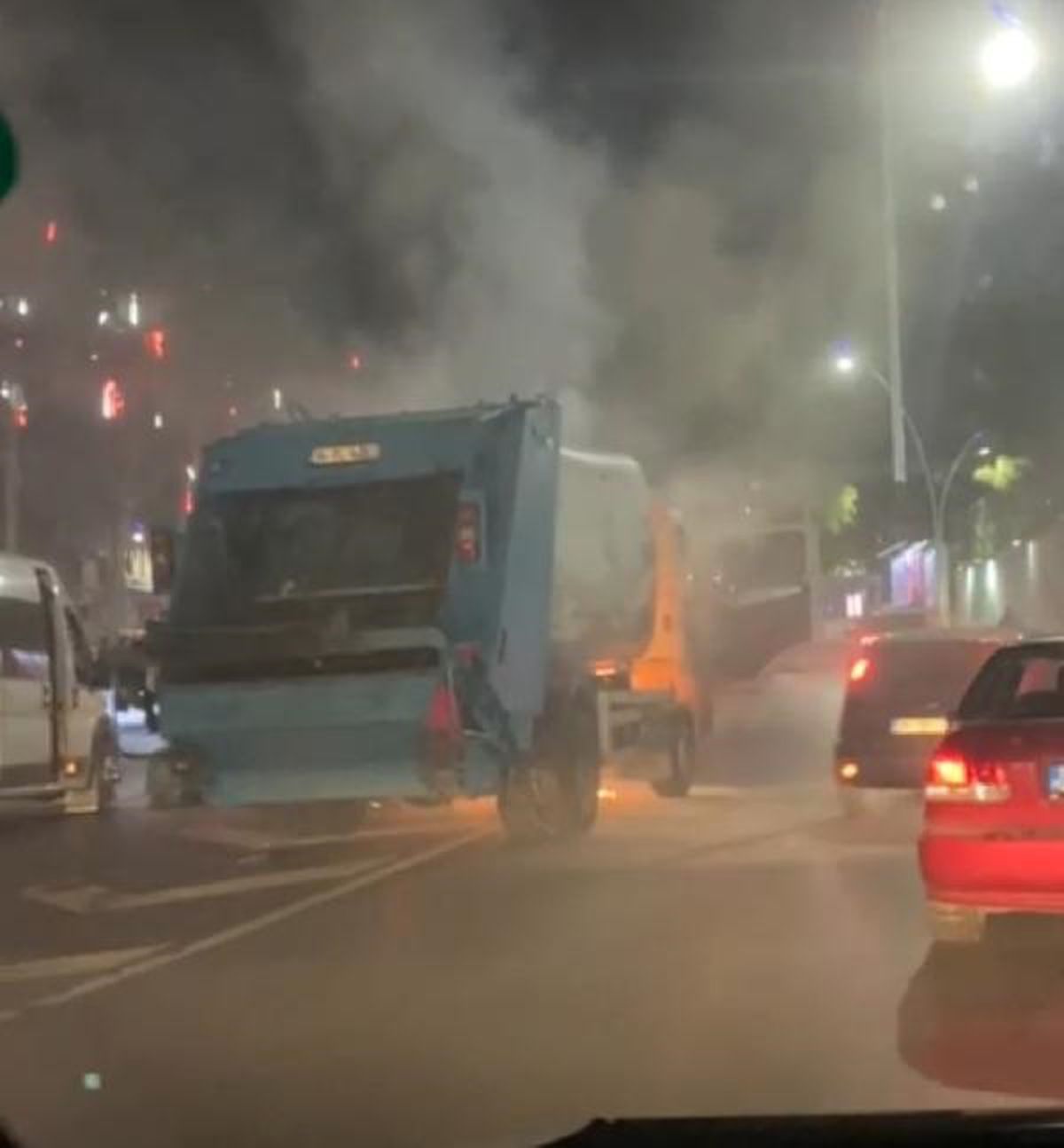 Sultangazi'de çöp kamyonunda yangın çıktı
