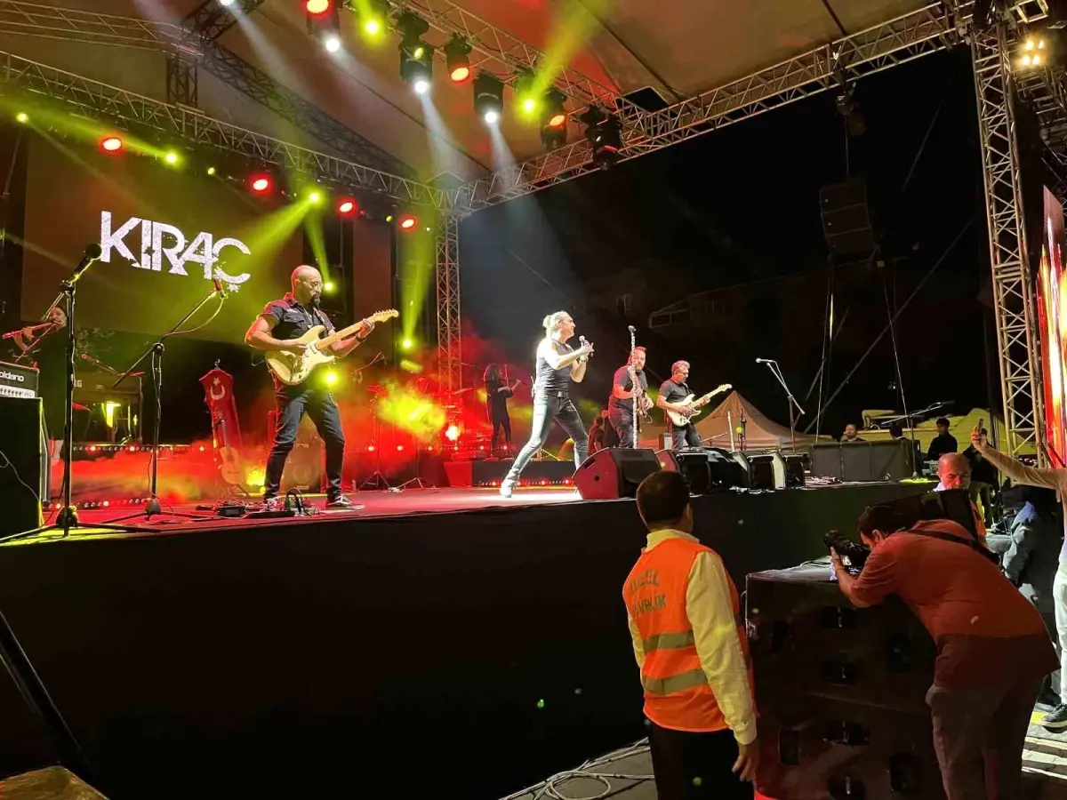 Sultangazi Belediyesi 'Gençofest' Gençlik Festivali'nde Kıraç Konseri