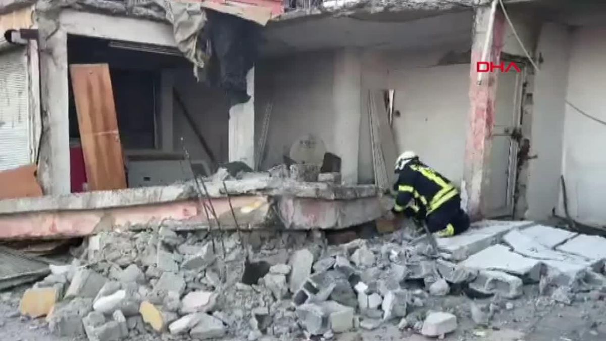 Tarsus'ta eski yapı evinin duvarı çöktü, 1 çocuk yaralandı